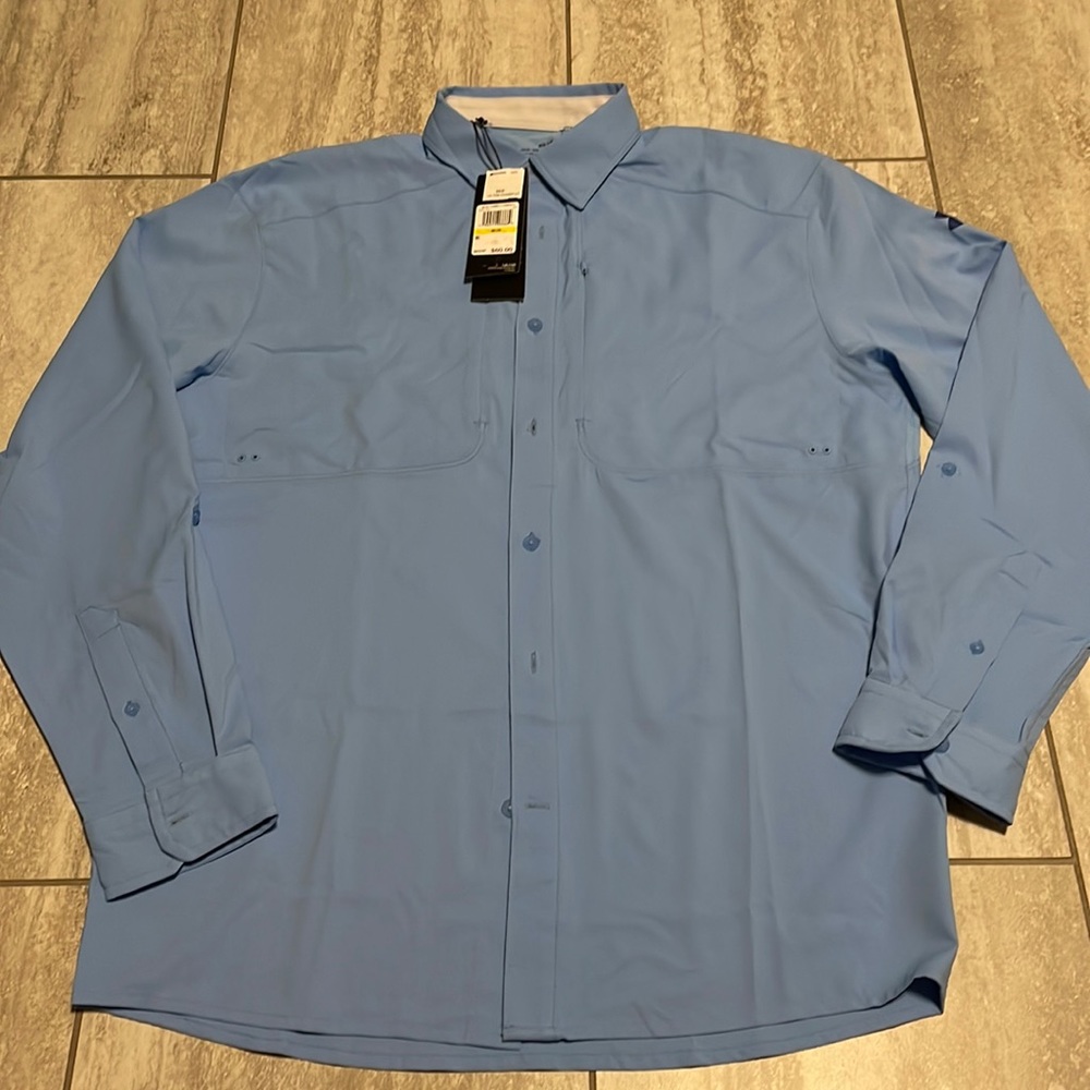Under armour long sleeves,heat gear,has 2 front pockets with zipper,button up M